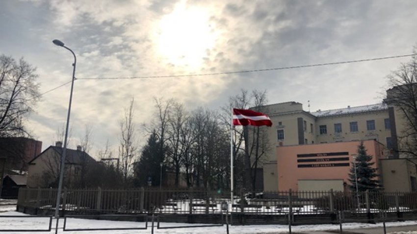 Lai stalti plīvo Latvijas karogs!