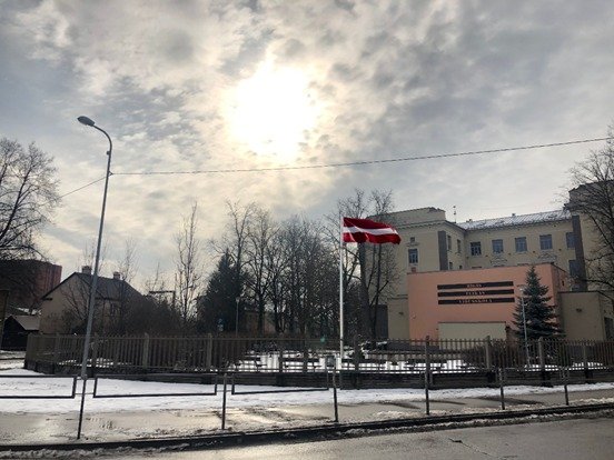 Lai stalti plīvo Latvijas karogs!