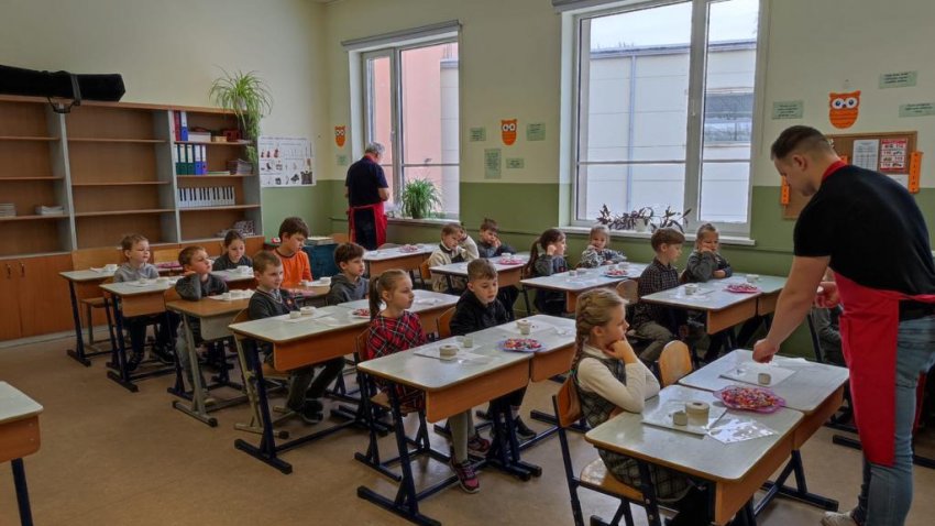 1.klašu skolēni darbojās Sveču darbnīcā